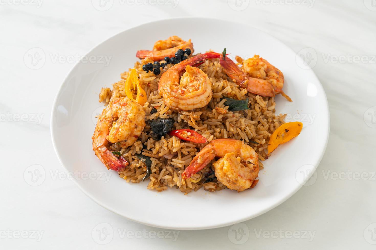 Shrimps gebratener Reis mit Kräutern und Gewürzen foto