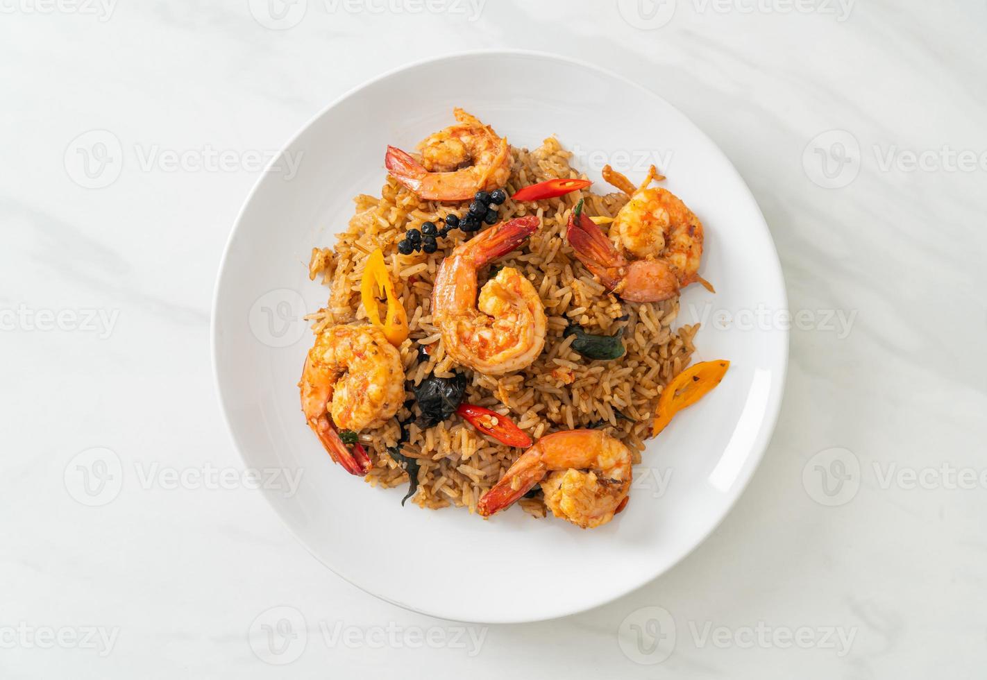 Shrimps gebratener Reis mit Kräutern und Gewürzen foto