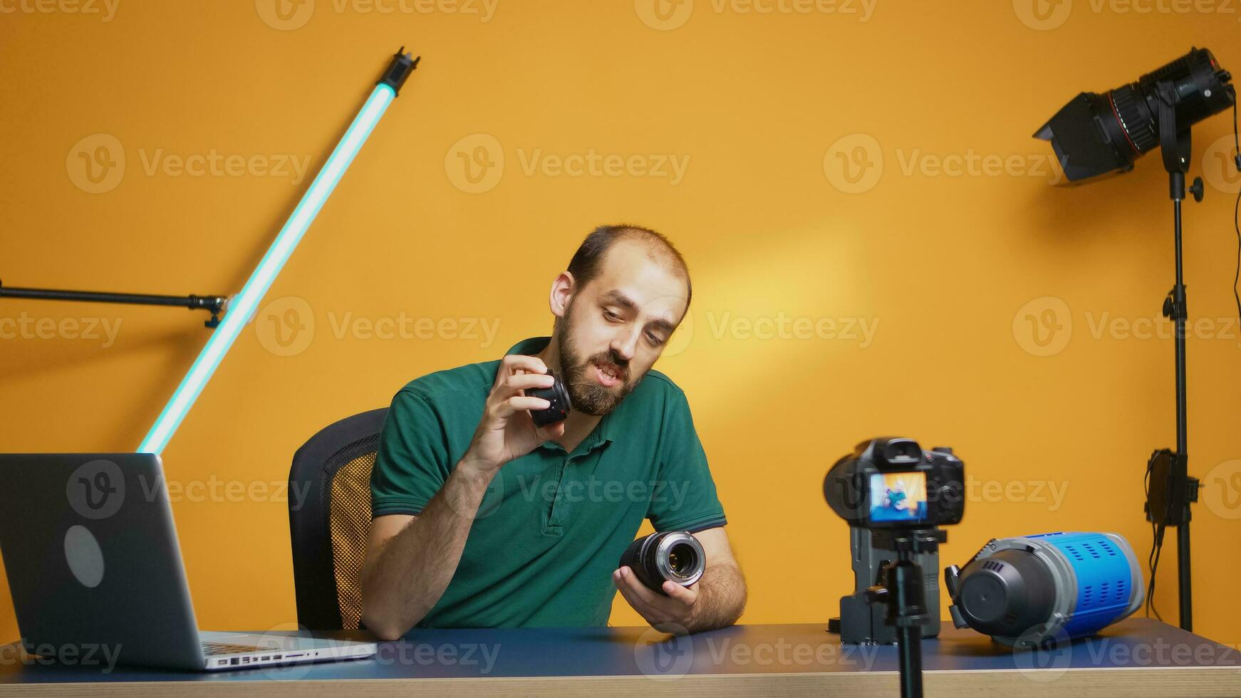 Fotograf Aufzeichnung vlog Über Linse Schwerpunkt Länge im Studio zum Abonnenten. Kamera Linse Technologie Digital Aufzeichnung Sozial Medien Influencer Inhalt Schöpfer, Fachmann Studio zum Podcast, vlogging und Bloggen foto