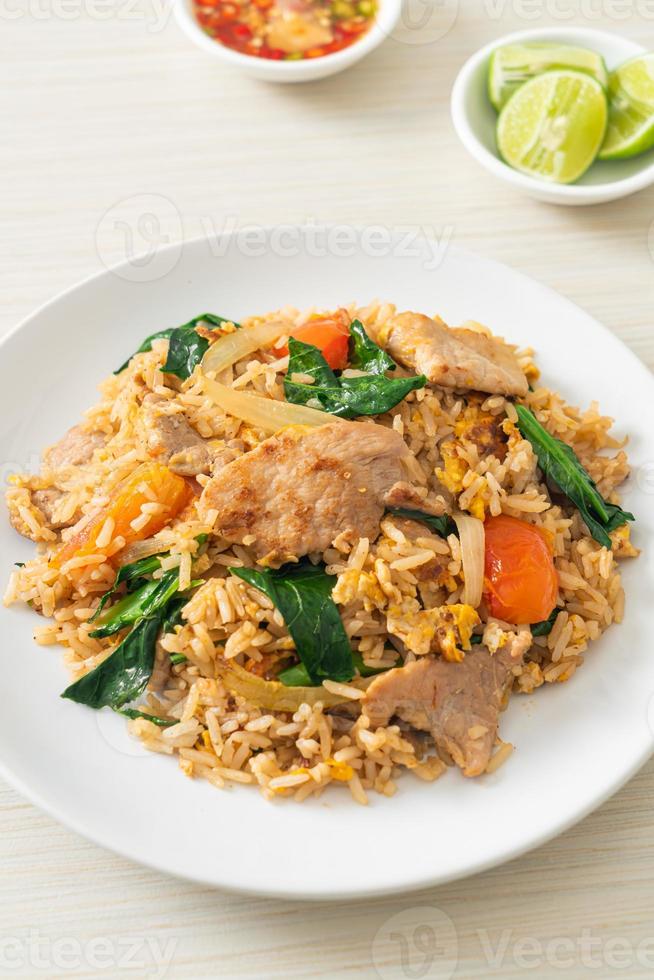 gebratener Reis mit Schweinefleisch auf Teller foto