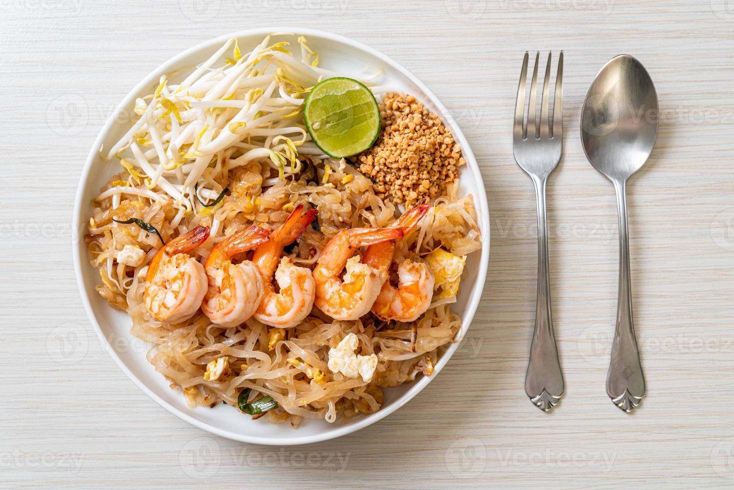 gebratene Nudeln mit Garnelen und Sprossen oder Pad Thai foto