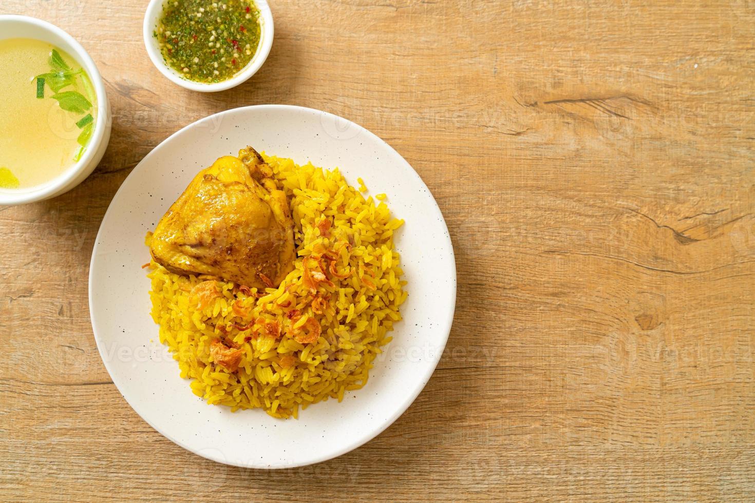 Chicken Biryani oder Curryreis und Hühnchen - thailändisch-muslimische Version des indischen Biryani, mit duftendem gelben Reis und Hühnchen foto