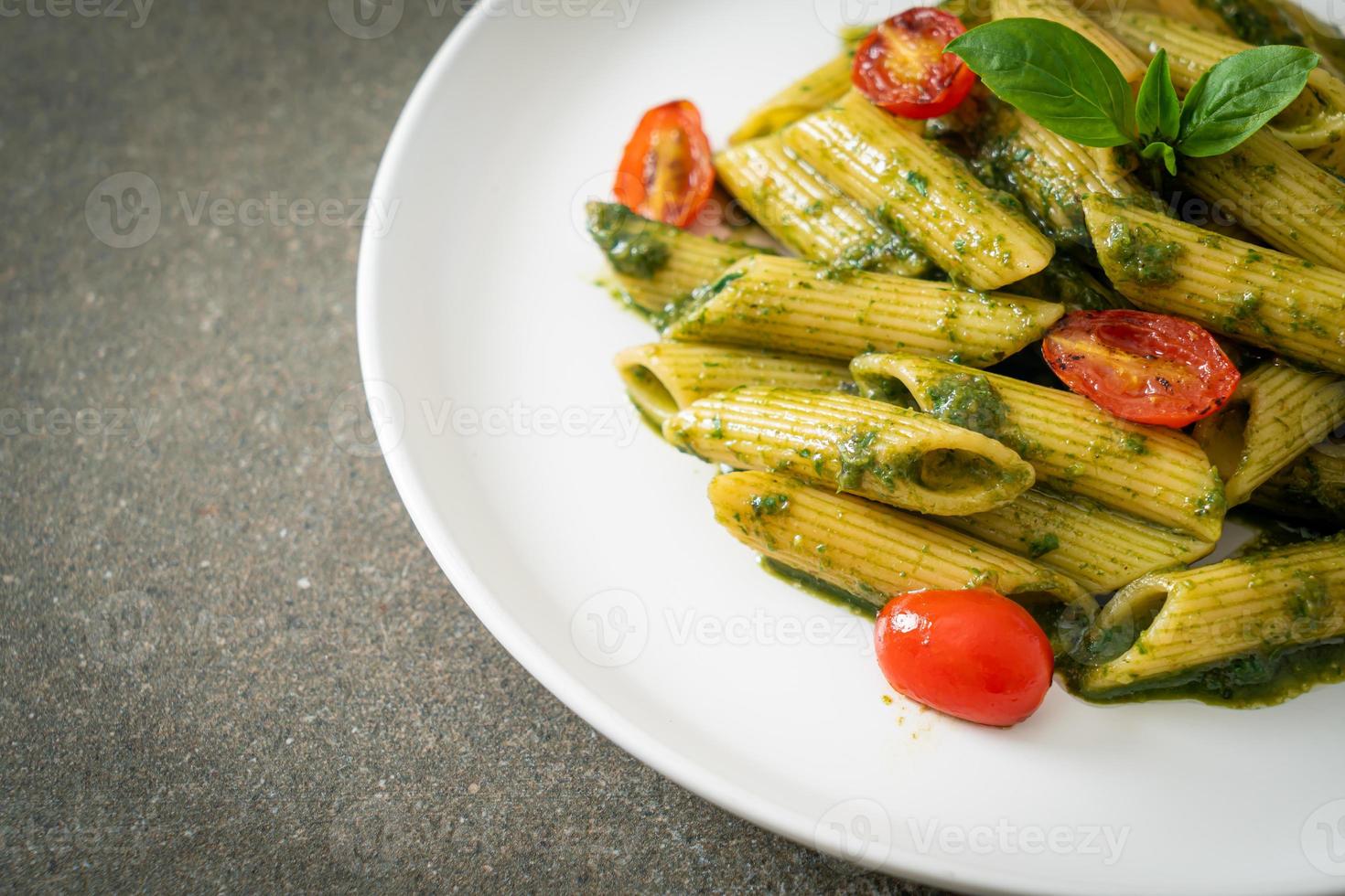 Penne-Nudeln mit Pestosauce und Tomaten foto