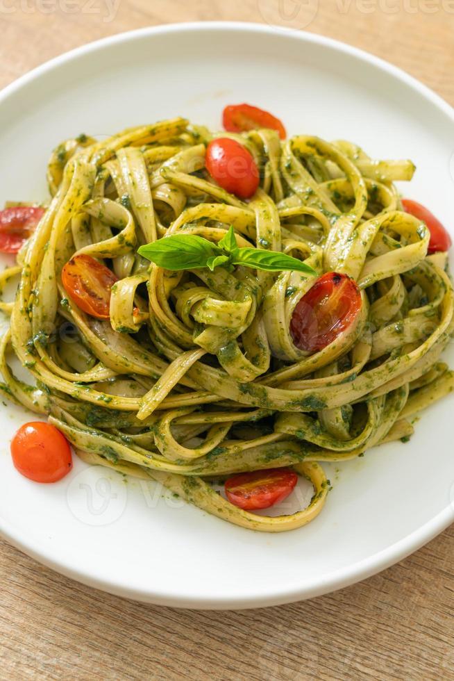 Fettuccine Spaghetti Pasta mit Pestosauce und Tomaten foto