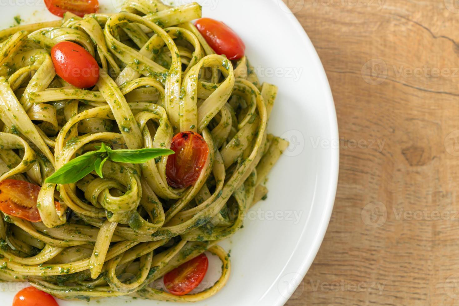 Fettuccine Spaghetti Pasta mit Pestosauce und Tomaten foto