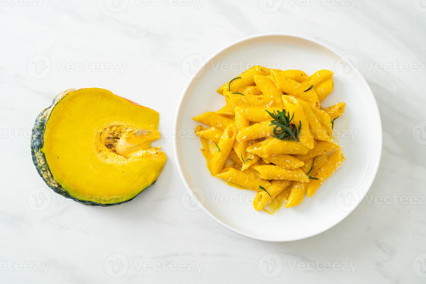 Penne-Nudeln mit Butternuss-Kürbis-Sahnesauce foto