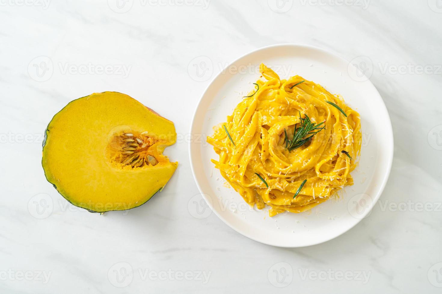 Fettuccine-Nudeln mit Butternut-Kürbis-Sahnesauce foto