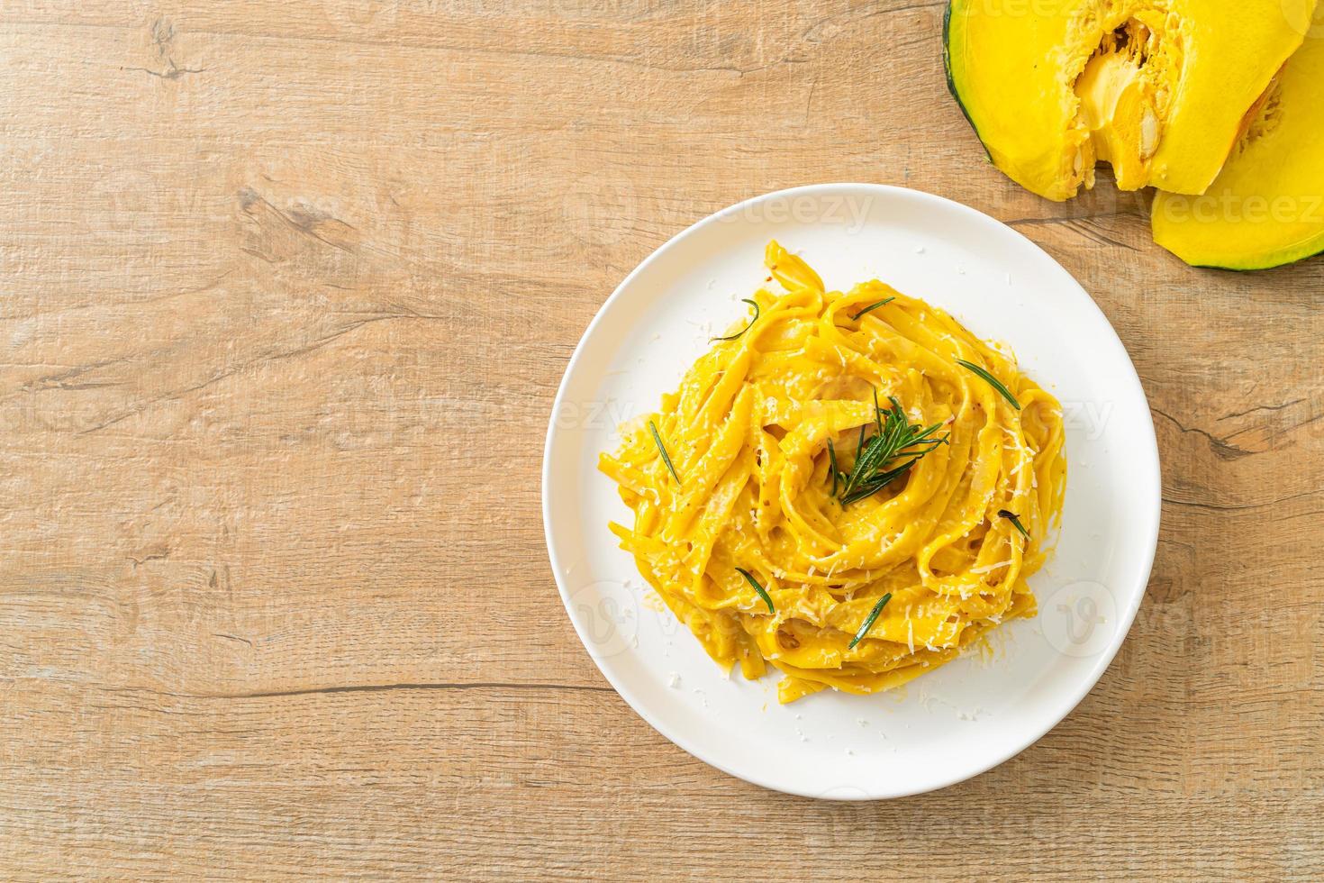 Fettuccine-Nudeln mit Butternut-Kürbis-Sahnesauce foto