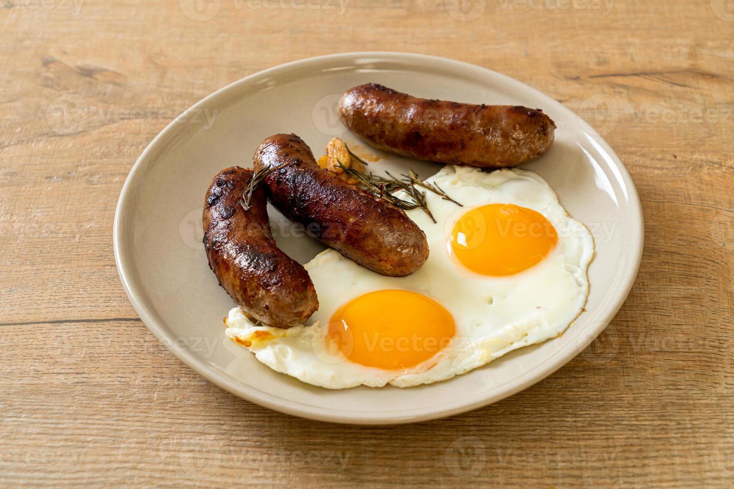 doppeltes Spiegelei mit Schweinswurst foto