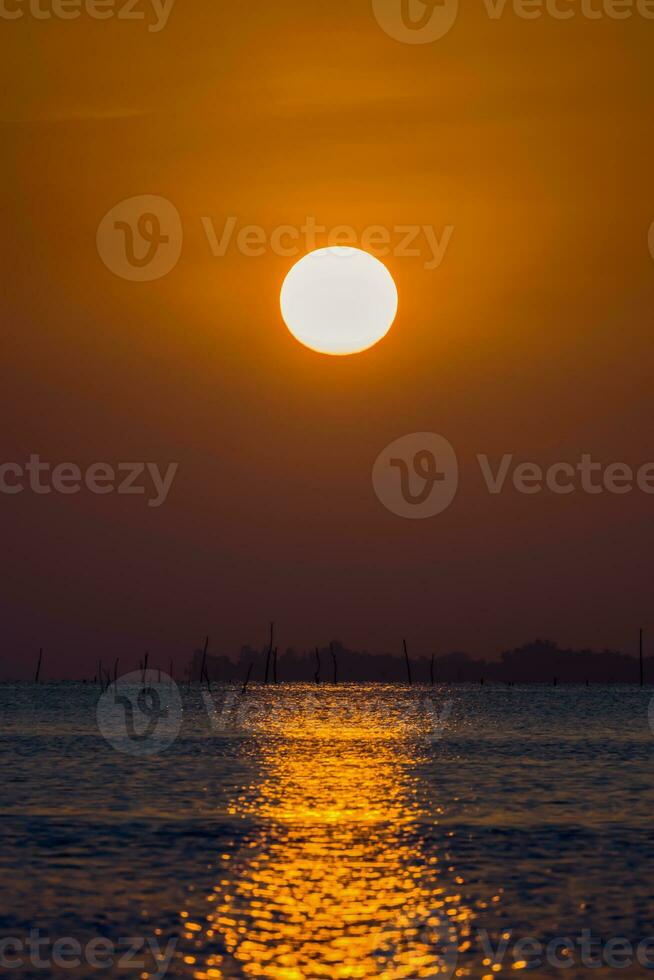 Sonnenuntergang Himmel auf das See im Süd von Thailand., unkonzentriert Bild. foto