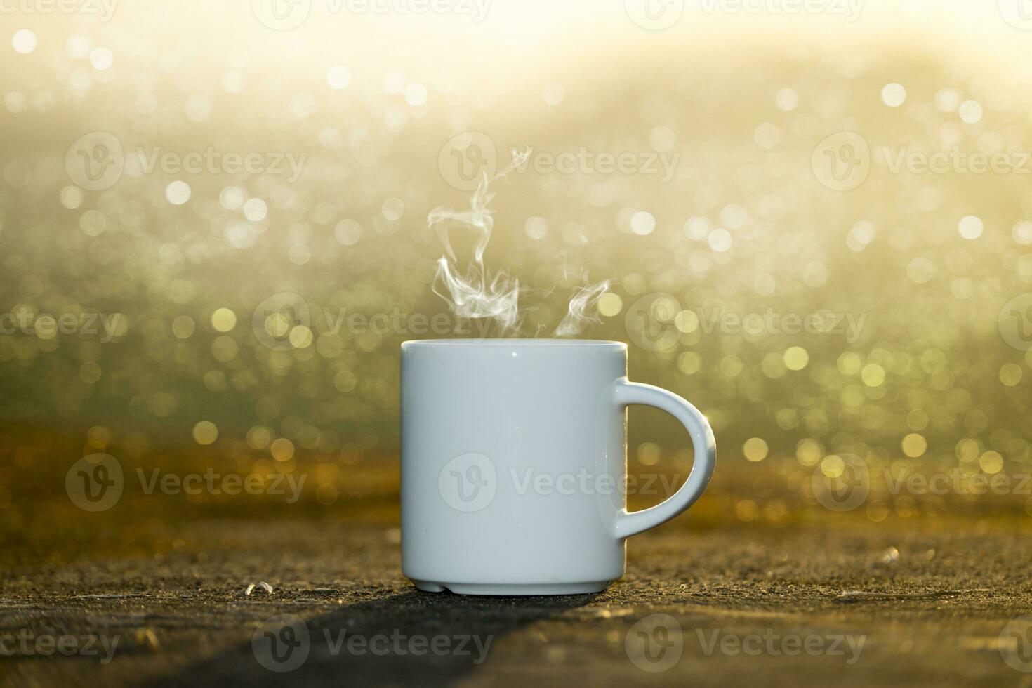 Weiß Kaffee Tasse mit Sonnenuntergang Zeit. foto