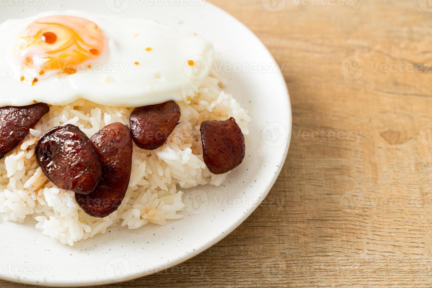 Reis mit Spiegelei und chinesischer Wurst foto