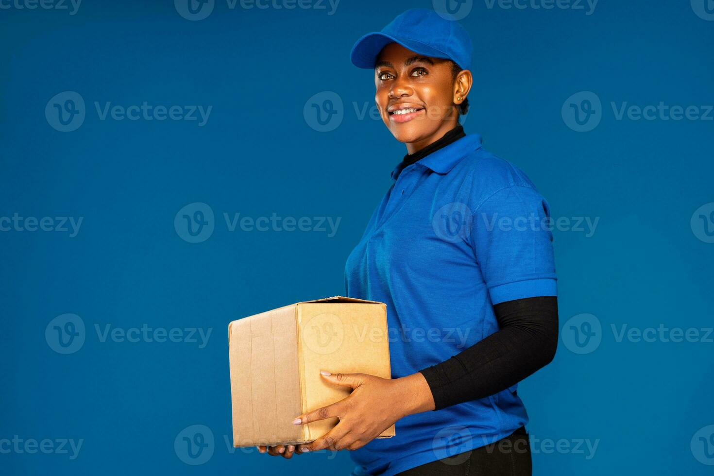 schön afrikanisch weiblich Kurier Arbeiter halten ein Box foto