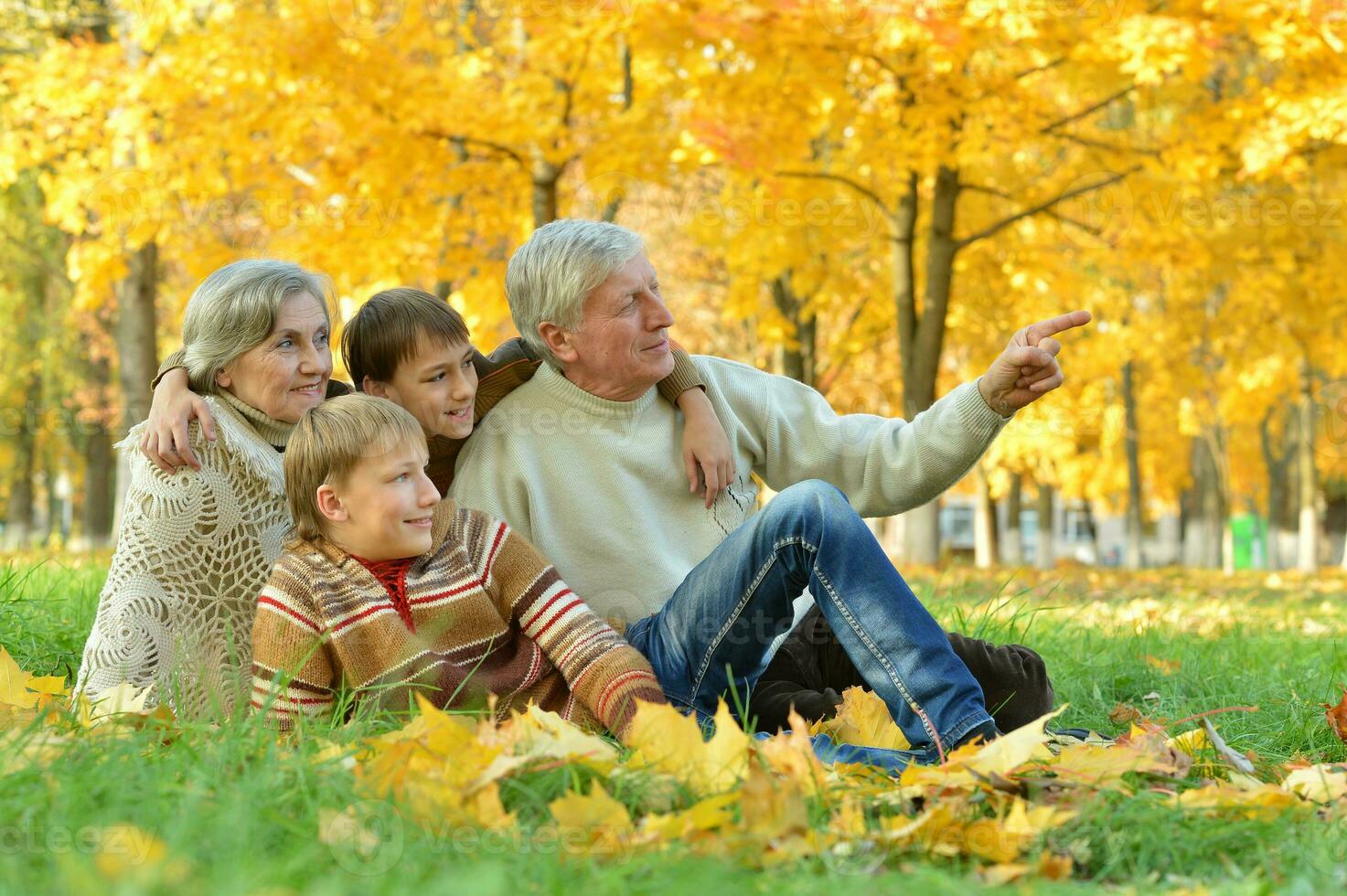 Großeltern und Enkelkinder zusammen im Herbst Park foto