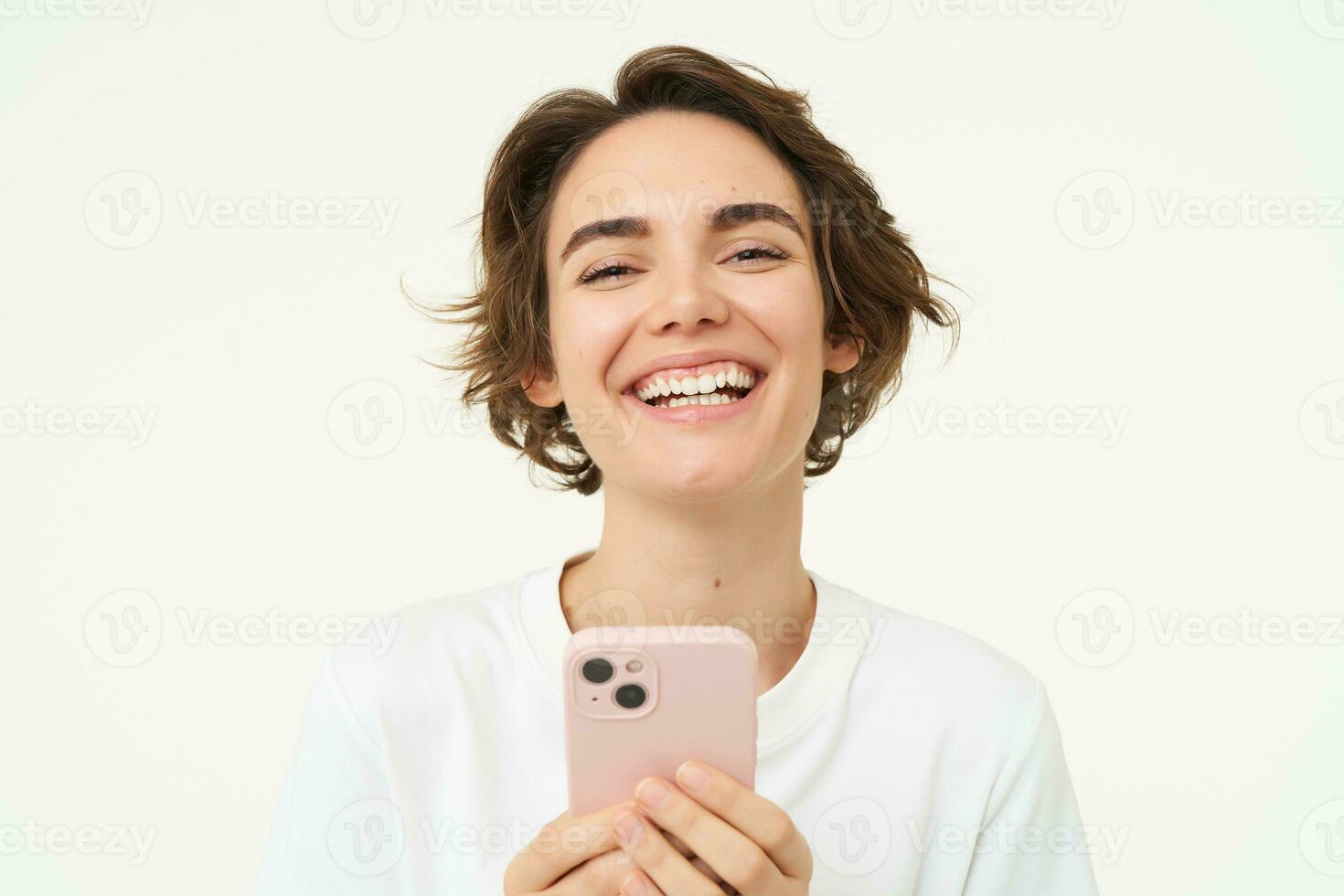 Bild von glücklich lächelnd Frau mit Smartphone, isoliert auf Weiß Hintergrund foto