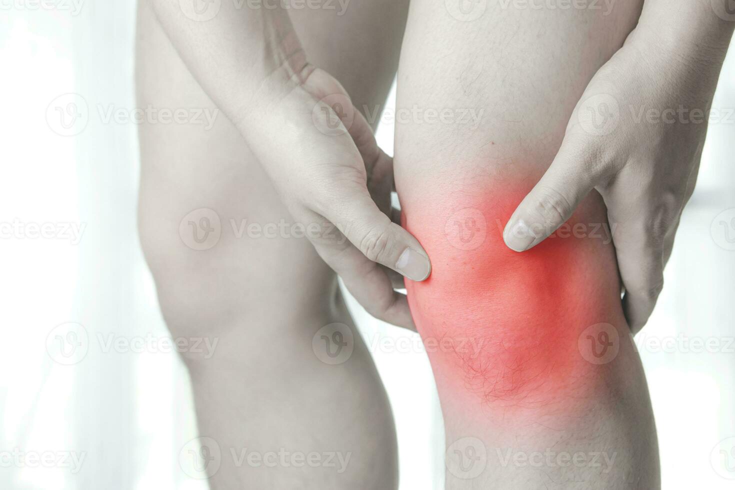 Knie Verletzung, Bereich von Bein Das ist entzündet und geschwollen und Rot. ein des Mannes Hand berührt das Bereich wo das Knie tut weh. Gesundheit Pflege Konzept von Arthrose und zerrissen Bänder. foto