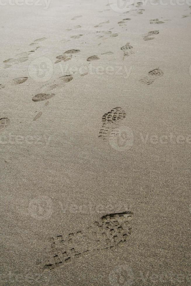 Fußabdrücke im Strandsand foto