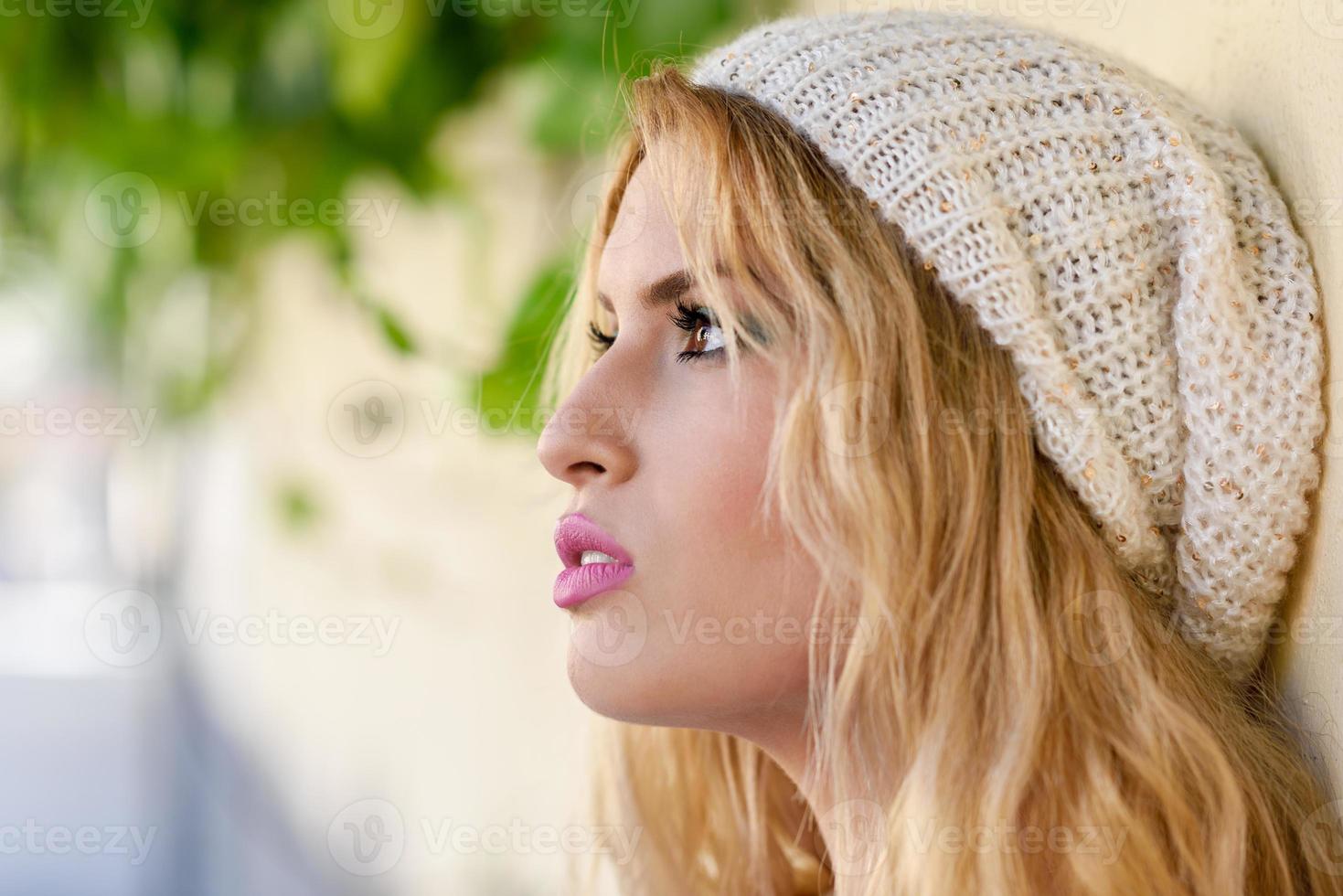 Nahaufnahmeprofil einer blonden jungen Frau mit lockigem Haar foto