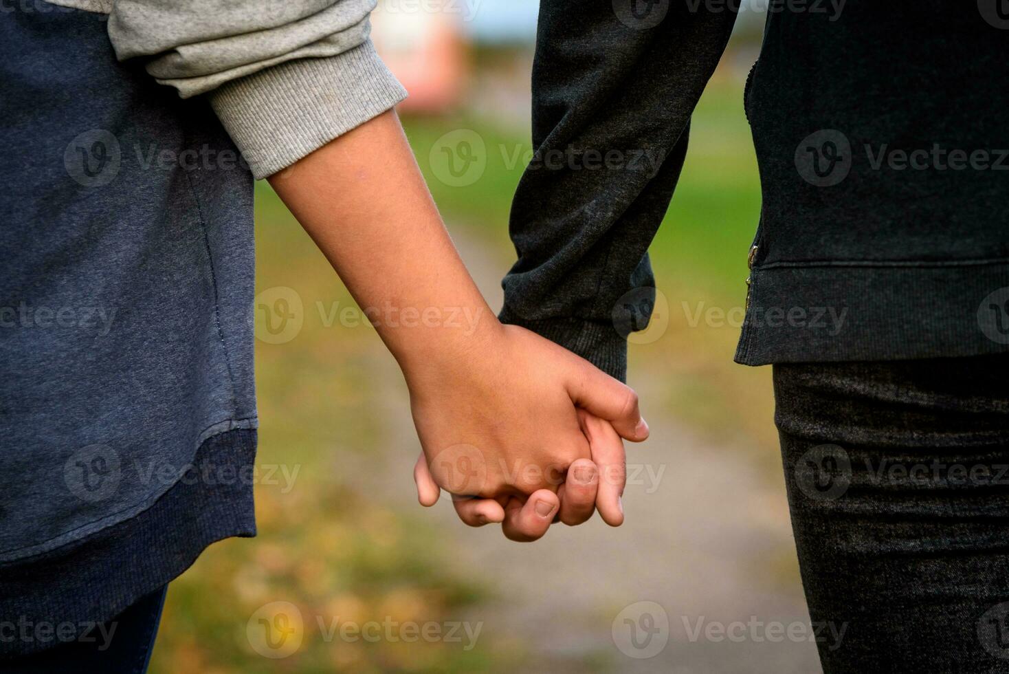 zwei Freundinnen halt Hände auf ein gehen. Freundschaft, Beziehung Konzept. foto