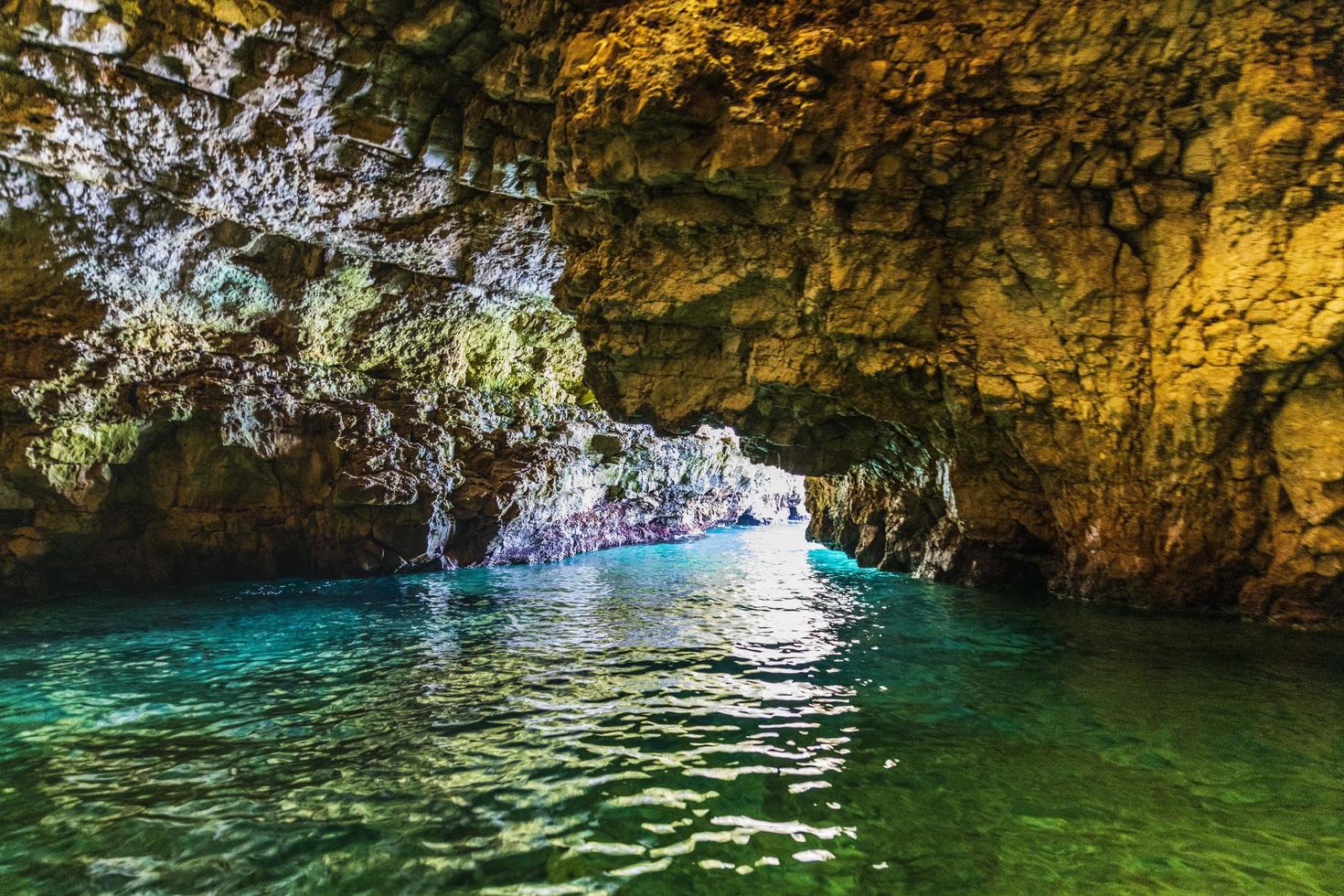 der Charme der Höhlen von Apulien. Palasthöhle foto