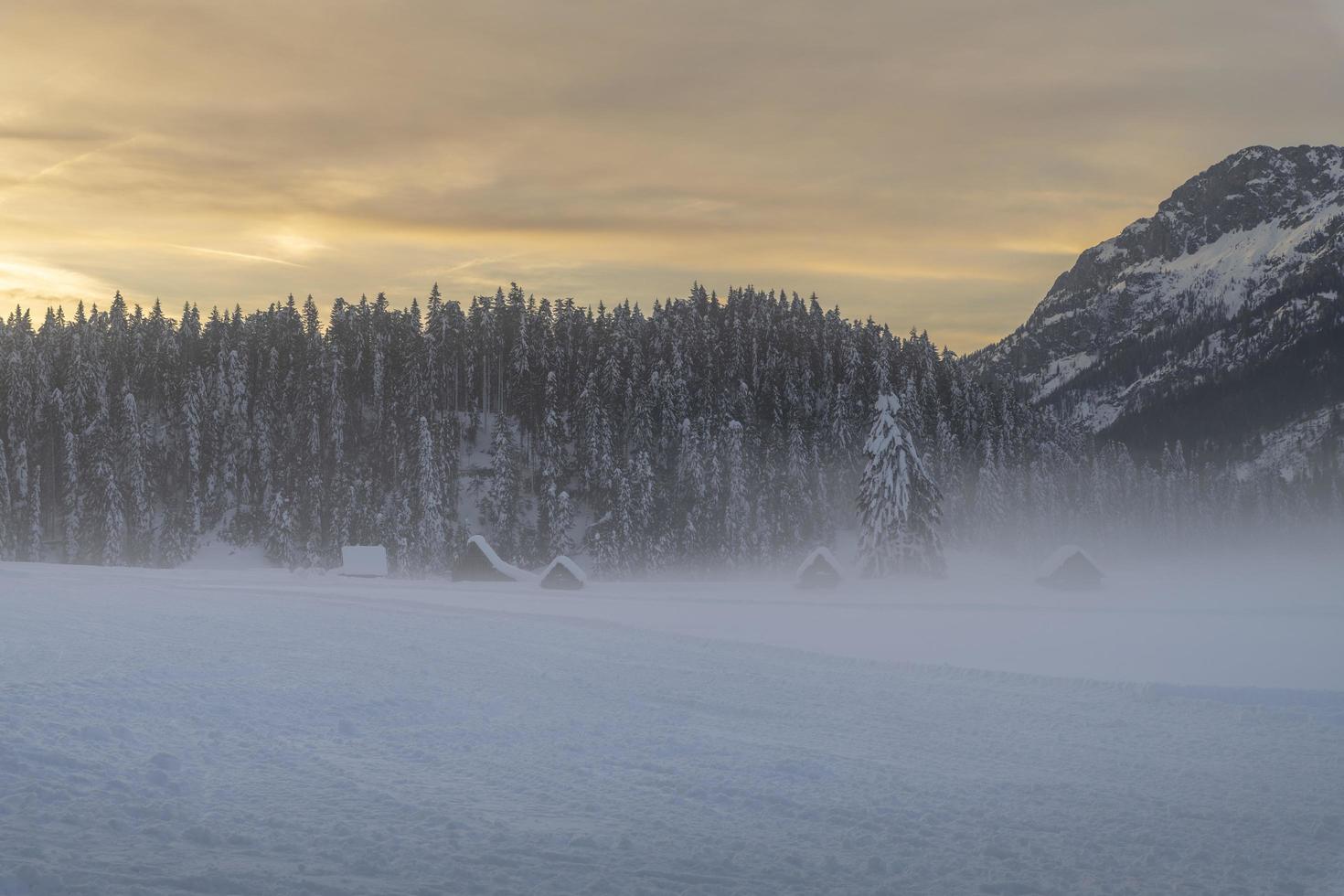 nach dem Schneefall. letzte lichter der dämmerung in sappada. Magie der Dolomiten foto