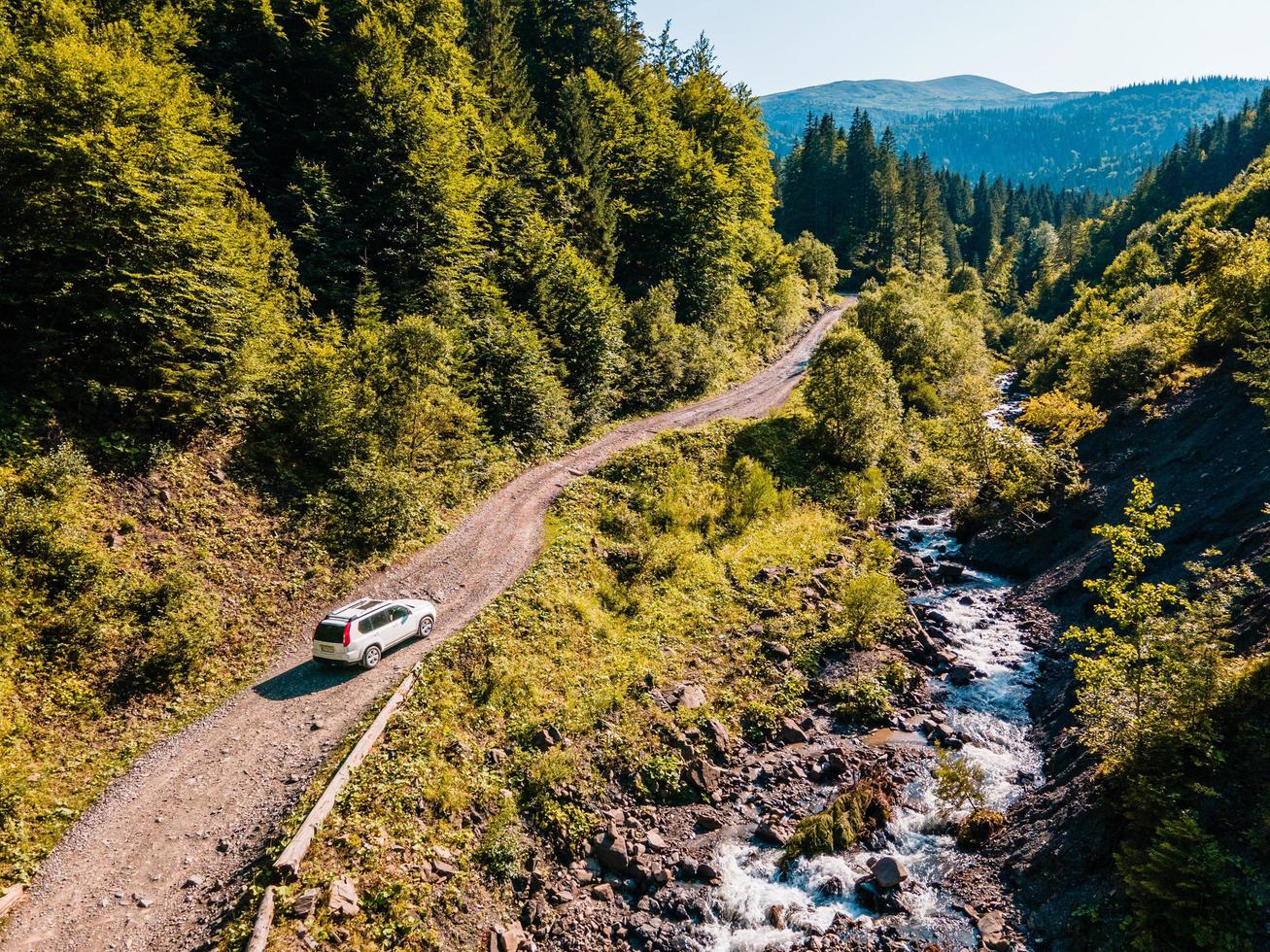 SUV-Auto im Gelände. Canyon in den Karpaten foto