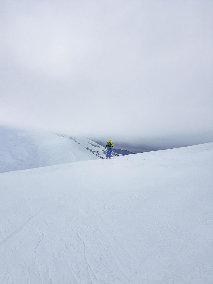 Skifahrer auf dem Gipfel des Berges foto