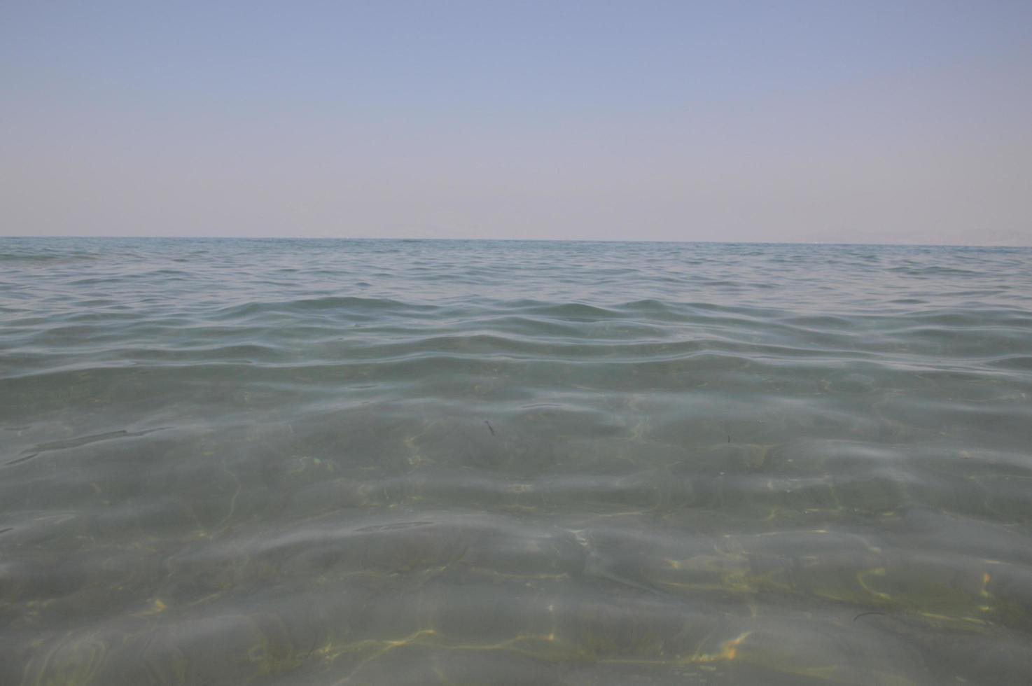 ägäische meerwassertextur in griechenland foto