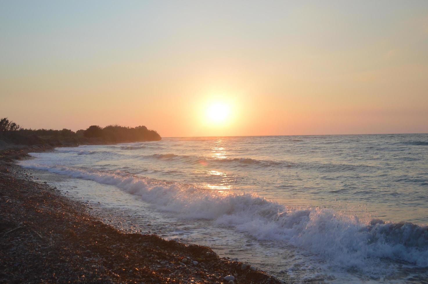 Sonnenuntergang am Ufer des Ägäischen Meeres in Rhodos in Griechenland foto