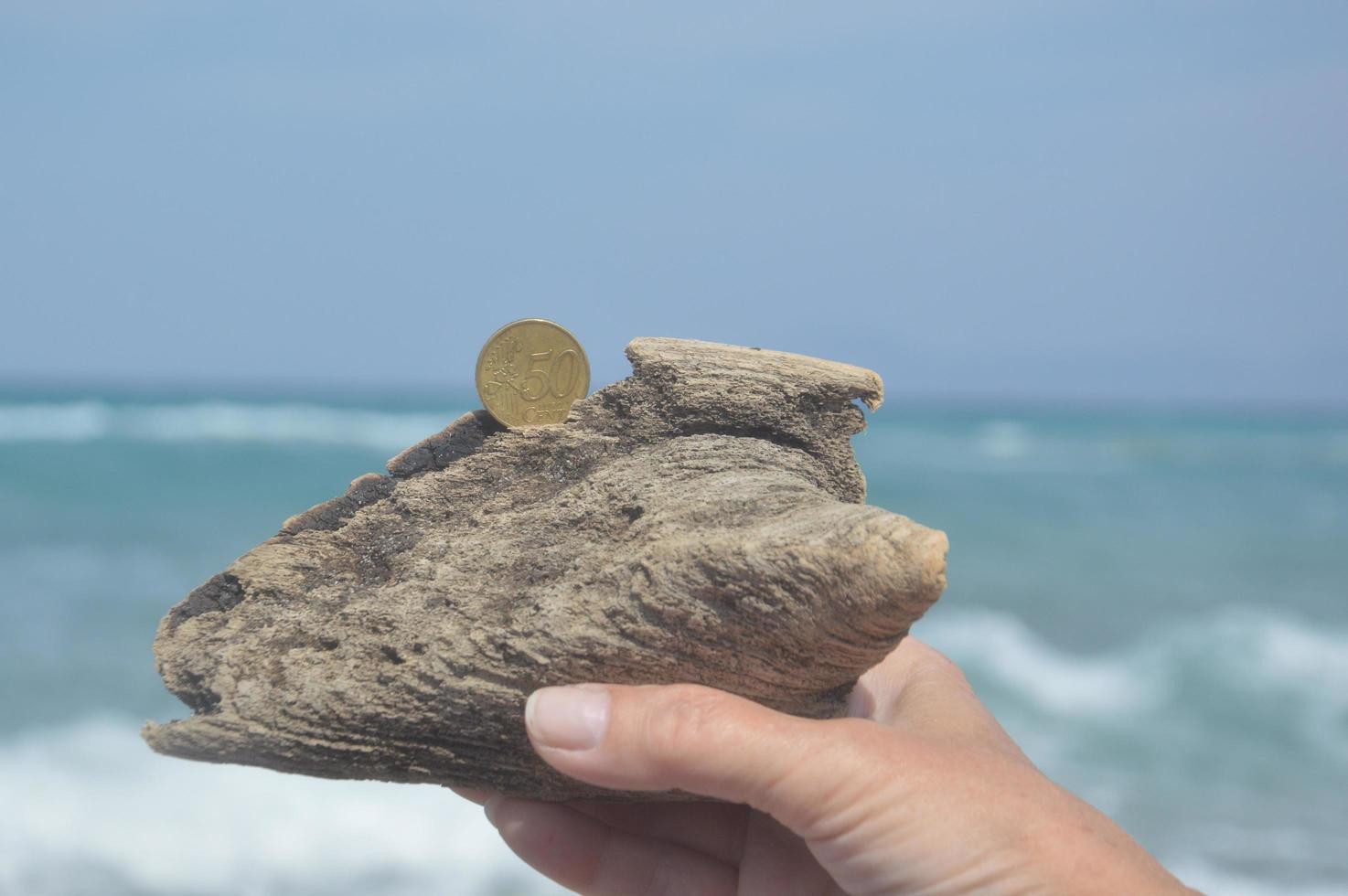 Münze im Wert von 50 Cent an der ägäischen Küste auf der Insel Rhodos in Griechenland foto