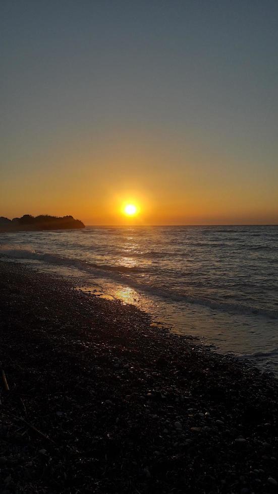 Sonnenuntergang am Ufer des Ägäischen Meeres in Rhodos in Griechenland foto