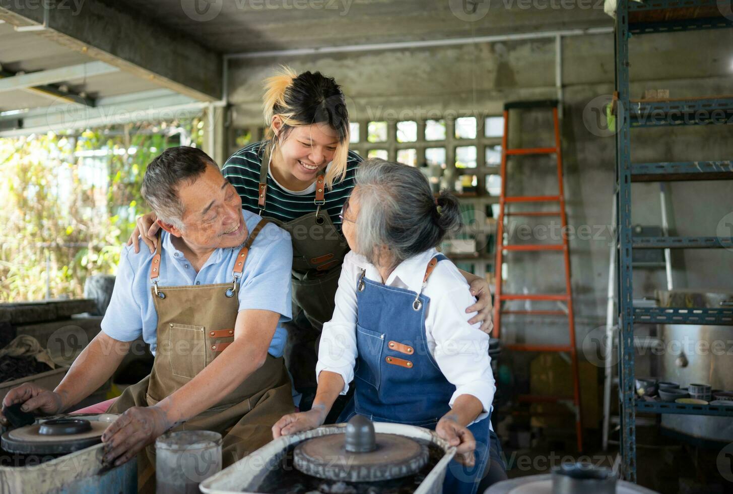 Porträt von ein Senior asiatisch Paar tun Aktivitäten zusammen im das Keramik Werkstatt. foto