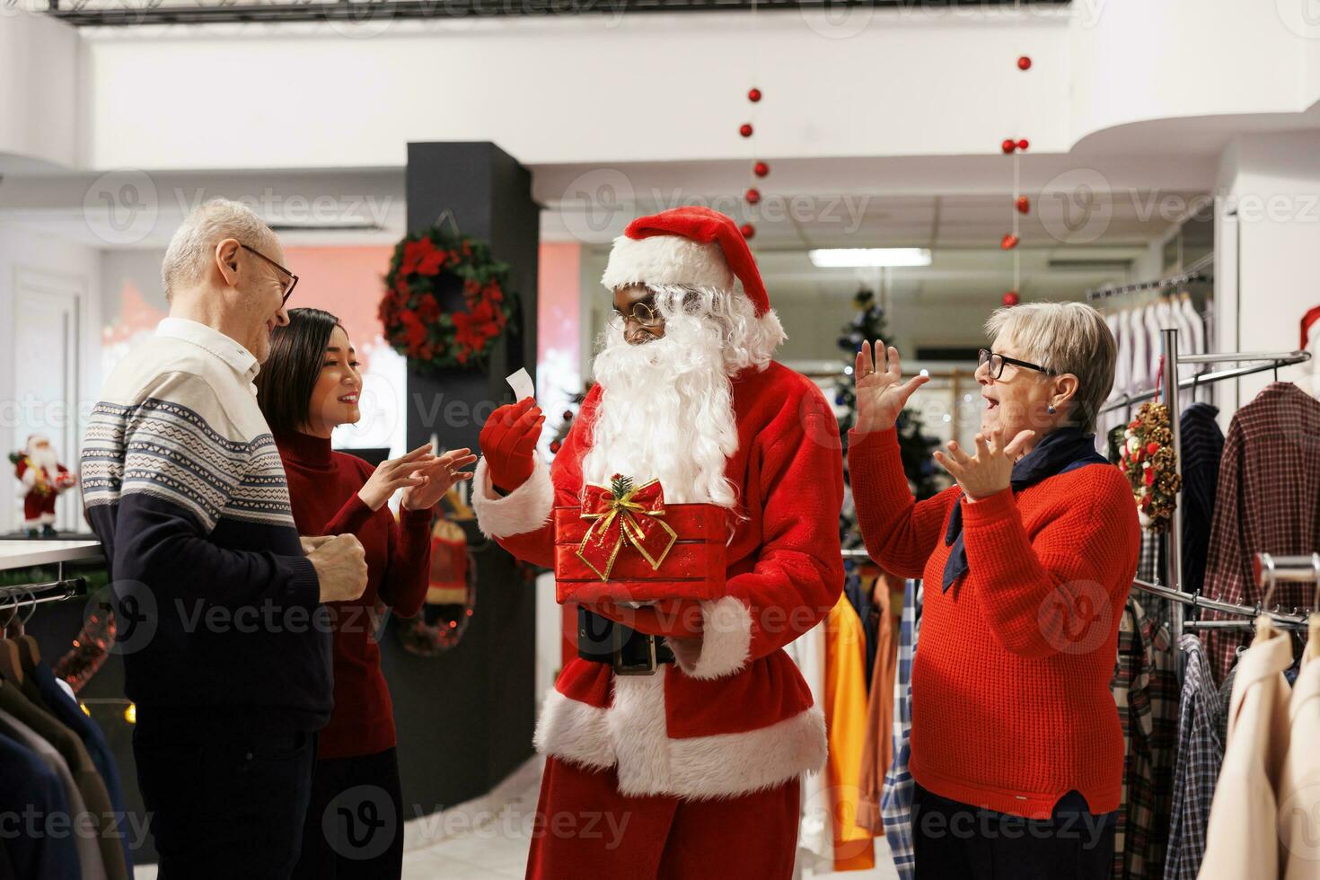 jung Mann präsentieren Wettbewerb Gewinner im Kleidung speichern, lesen Namen von Teilnehmer von Papiere. afrikanisch amerikanisch Person im Santa claus Kostüm Gruß Menschen beim Preis- Zeichnung verlosen. foto