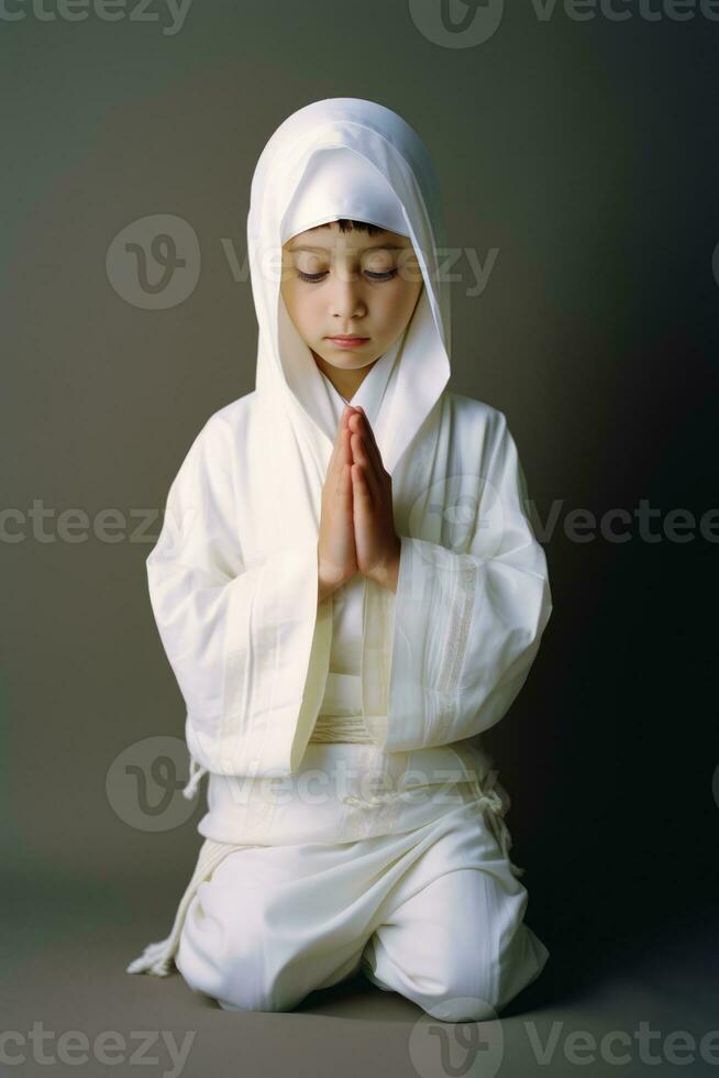 ai generiert ein wenig Junge beten mit gefaltet Hände, tragen ein religiös Outfit. foto