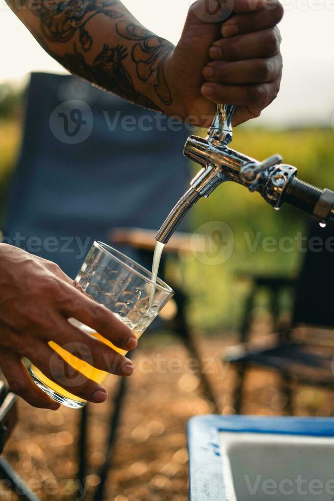 Bier auf das Tabelle und Camping Party, Hände Toasten im Bier, foto