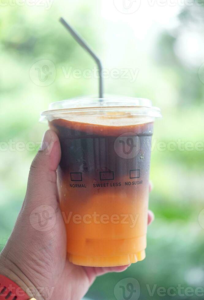 kalt vereist schwarz brauen Kaffee gemischt Orange Saft, frisch Sommer- trinken im das Morgen foto