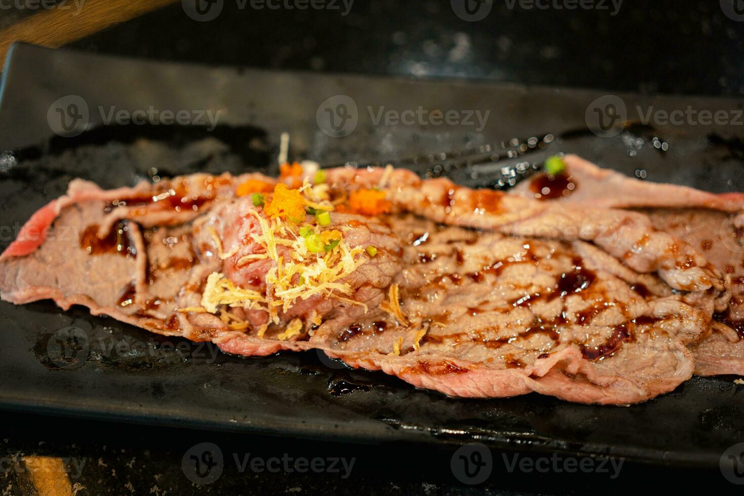 ein Gericht von geschnitten und geröstet japanisch Rindfleisch. foto