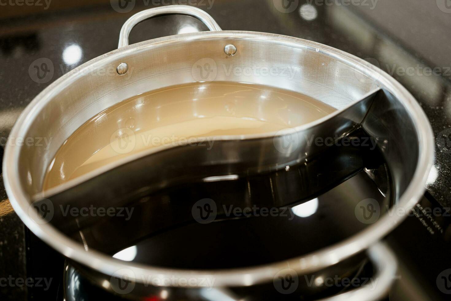 Japan Essen Hotpot zwei Stile von Shabu Suppe zwei im einer Suppe im Shabu Topf. foto