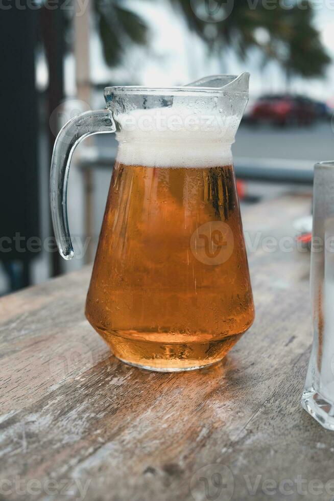 Bier im ein Glas Krug mit Hand halten foto