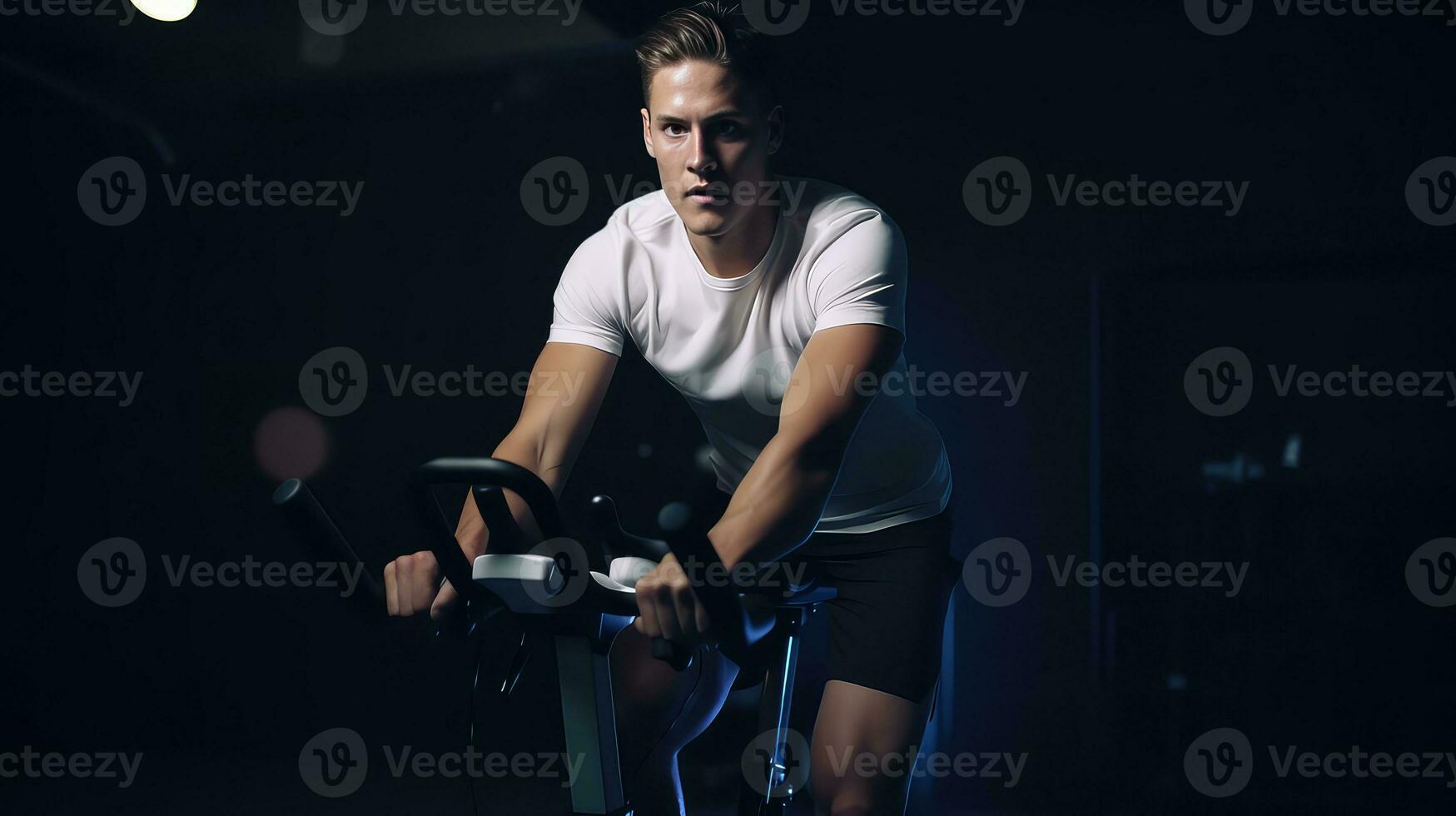 ai generiert gut aussehend jung Mann tun Cardio auf Übung Fahrrad im dunkel Fitnessstudio, Cardio Routinen foto