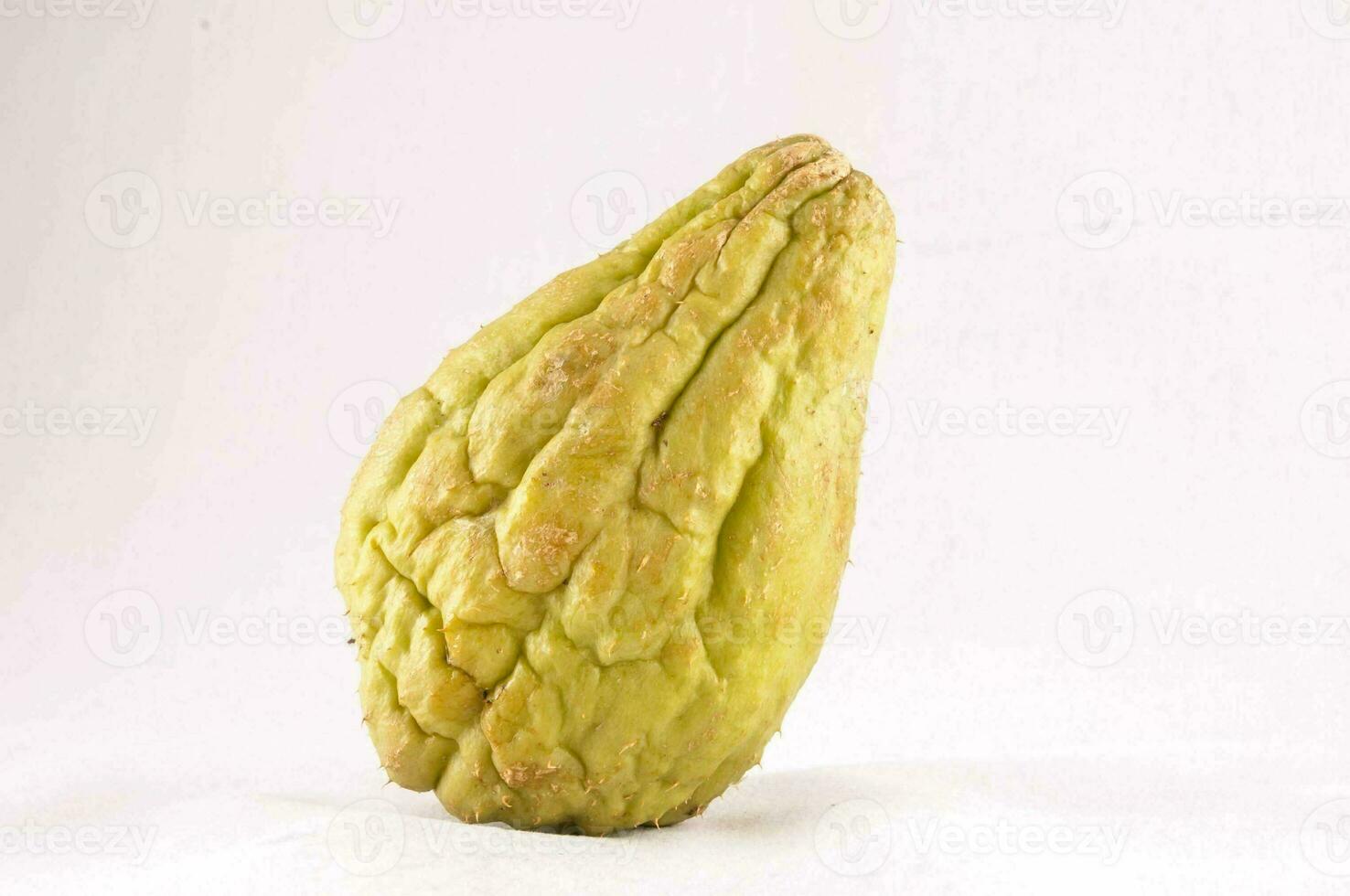 ein reif Grün Chayote auf ein Weiß Hintergrund foto