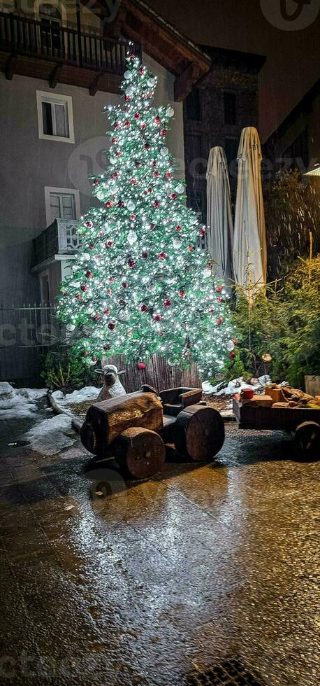das Weihnachten Baum Beleuchtung beim das aosta Weihnachten Märkte während das Weihnachten Ferien im Dezember 2023 foto