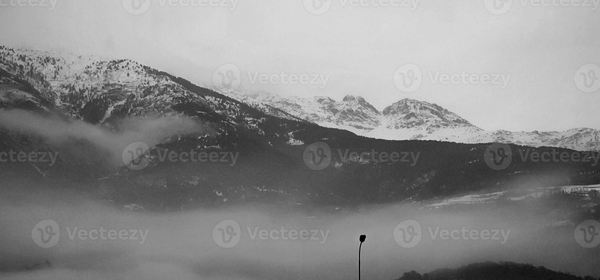 Winter Landschaften von das aosta Senke im Dezember 2023 im das Mitte von Winter foto