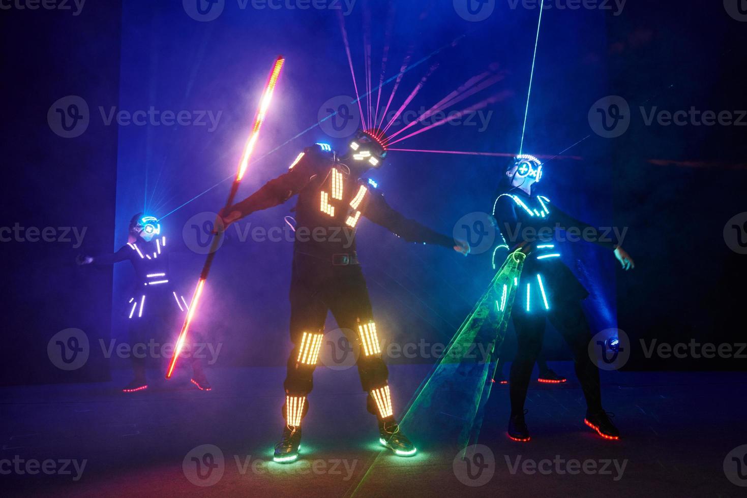 Lasershow-Performance, Tänzer in LED-Anzügen mit LED-Lampe, sehr schöne Nachtclub-Performance, Party foto