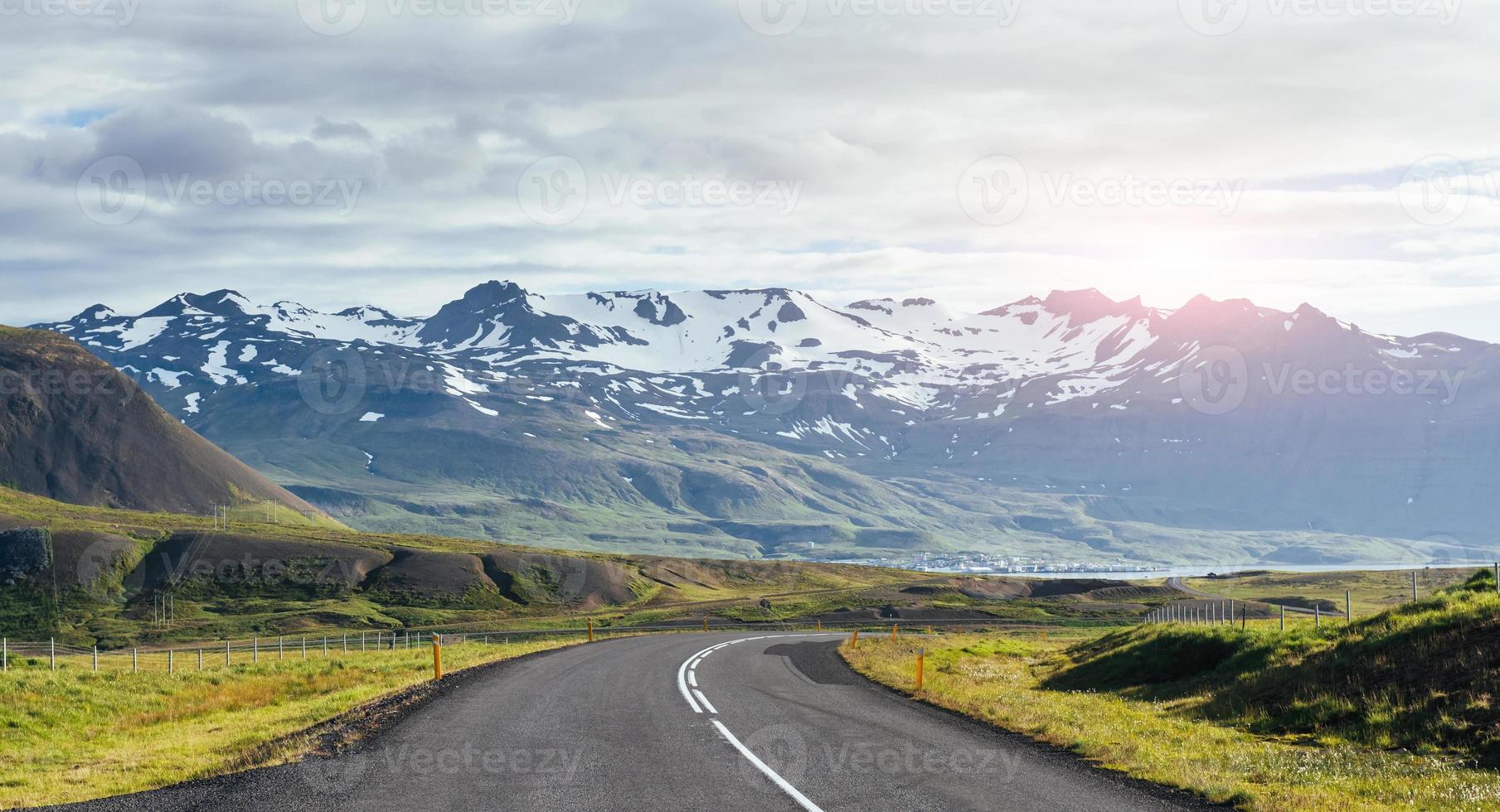 nach Island reisen. Straße in einer hellen sonnigen Berglandschaft. Vatna-Vulkan bedeckt mit Schnee und Eis auf dem Hintergrund foto