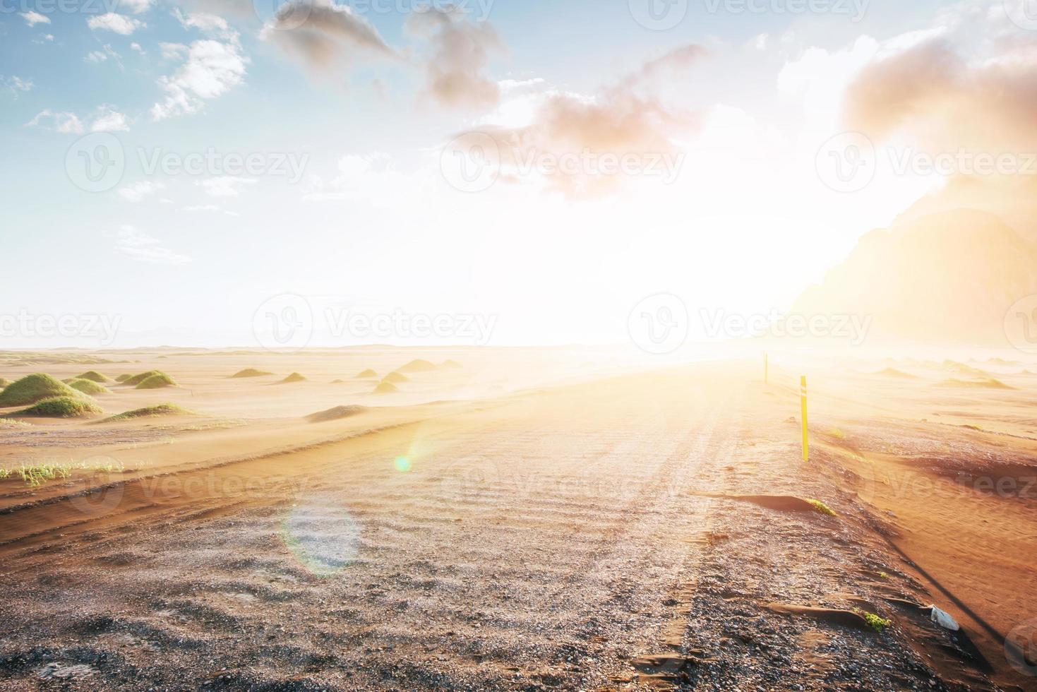 fantastischer sonnenuntergang der berge und vulkanischen lavasanddünen bis zum strand in stokksness. das Konzept eines heißen Tages und einer Wüste foto