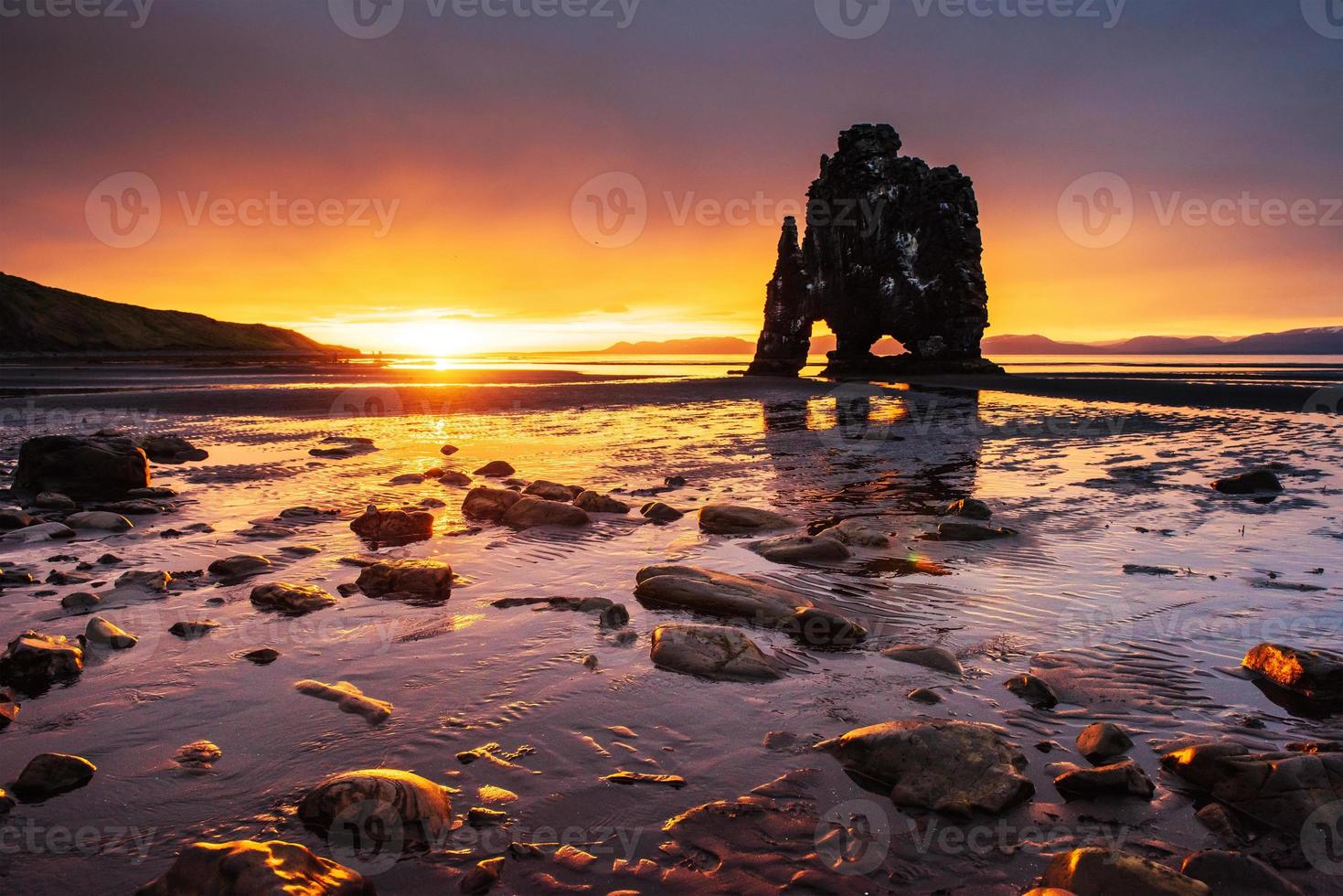 ist ein spektakulärer Felsen im Meer an der Nordküste Islands. Legenden sagen, es sei ein versteinerter Troll. Auf diesem Foto spiegelt sich die Hvitserkur nach dem Mitternachtssonnenuntergang im Meerwasser