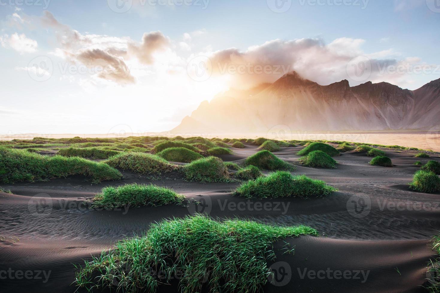 fantastisch westlich der berge und vulkanischen lavasanddünen am strand stokksness, island. bunter Sommermorgen Island, Europa foto