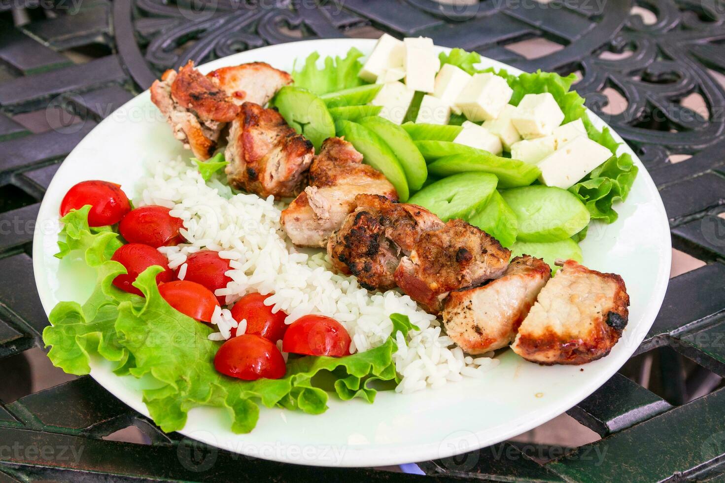 Schweinefleisch Kebab mit gekocht Reis und frisch Gemüse foto