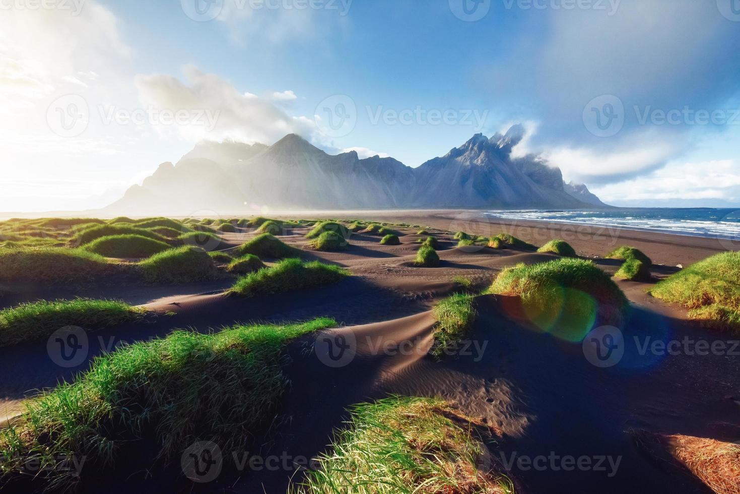 fantastisch westlich der berge und vulkanischen lavasanddünen am strand stokksness, island. bunter Sommermorgen Island, Europa foto